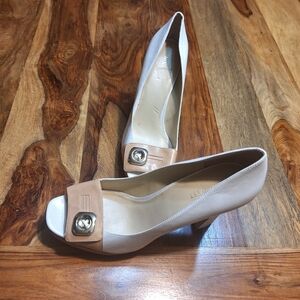 *NWOT*  Nine West Get Some White and Tan Heels 9.5